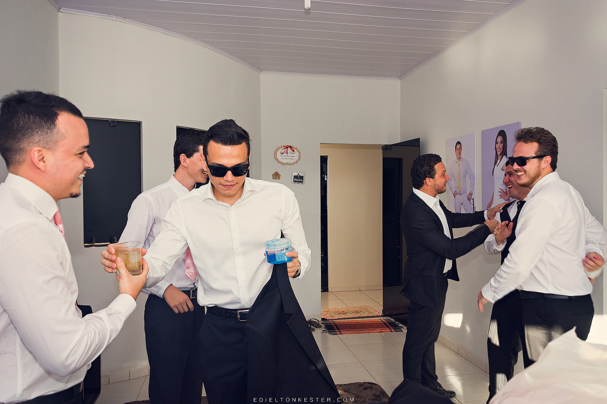 noivo se arrumando com seus padrinhos com fotos pelo fotografo de casamentos edielton kester