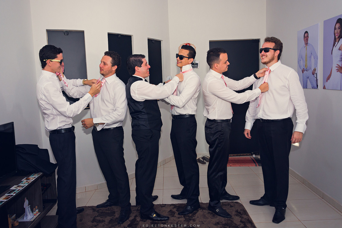 noivo se arrumando com seus padrinhos com fotos pelo fotografo de casamentos edielton kester