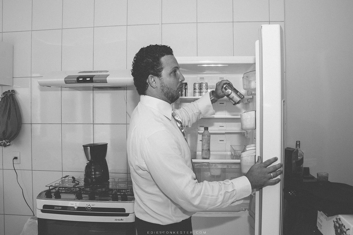 noivo se arrumando com seus padrinhos com fotos pelo fotografo de casamentos edielton kester