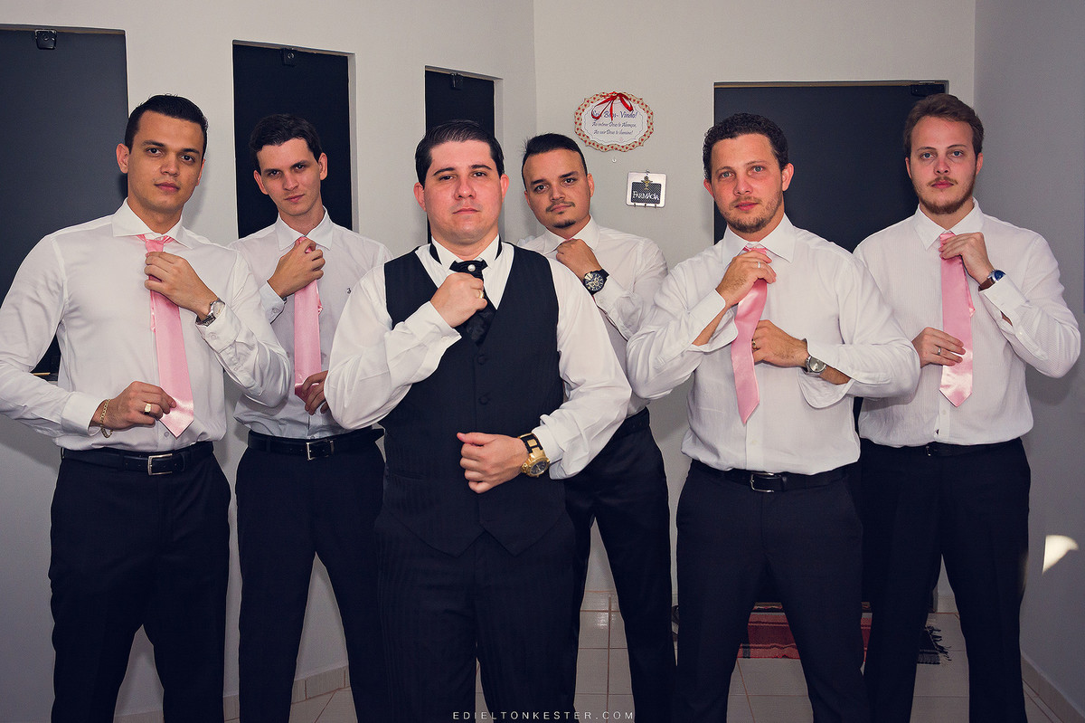 noivo se arrumando com seus padrinhos com fotos pelo fotografo de casamentos edielton kester