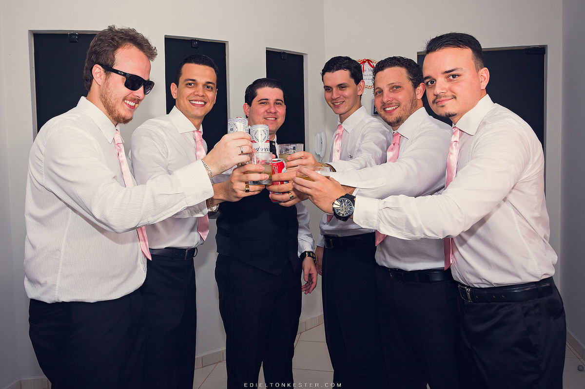 noivo se arrumando com seus padrinhos com fotos pelo fotografo de casamentos edielton kester