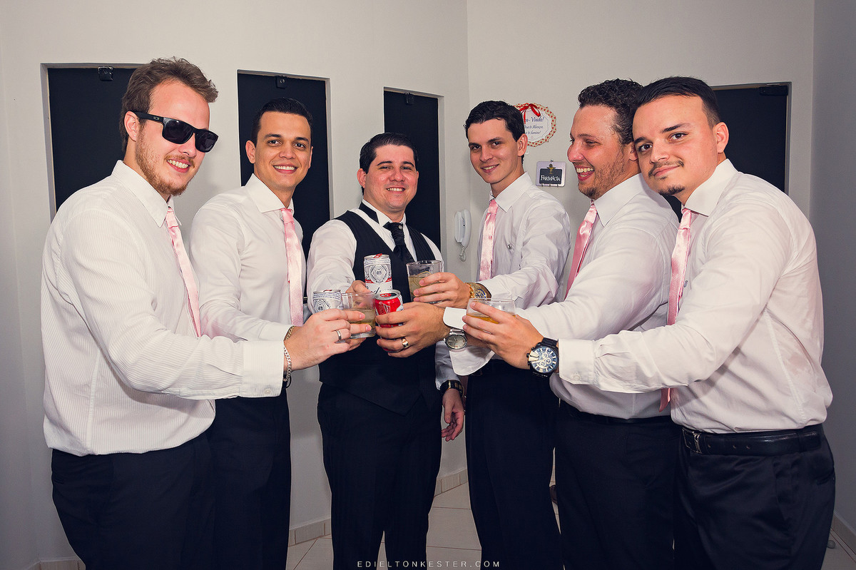 noivo se arrumando com seus padrinhos com fotos pelo fotografo de casamentos edielton kester