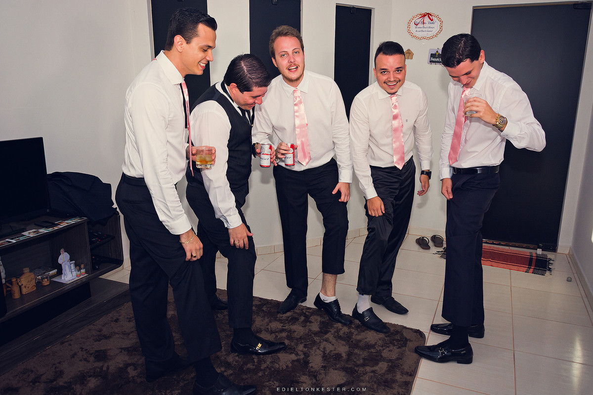 noivo se arrumando com seus padrinhos com fotos pelo fotografo de casamentos edielton kester