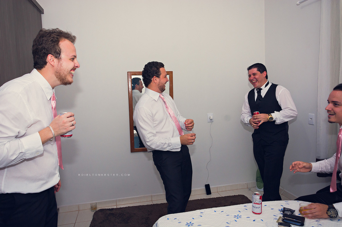 noivo se arrumando com seus padrinhos com fotos pelo fotografo de casamentos edielton kester