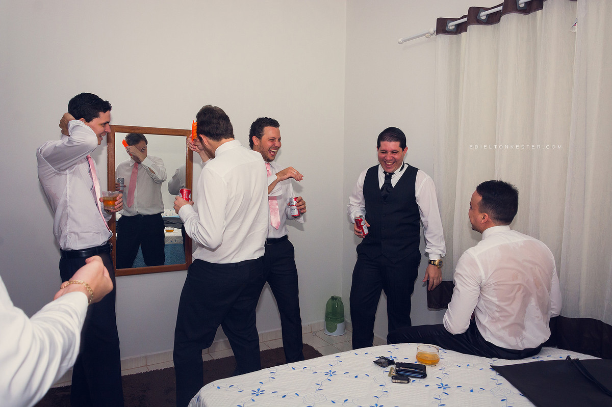 noivo se arrumando com seus padrinhos com fotos pelo fotografo de casamentos edielton kester