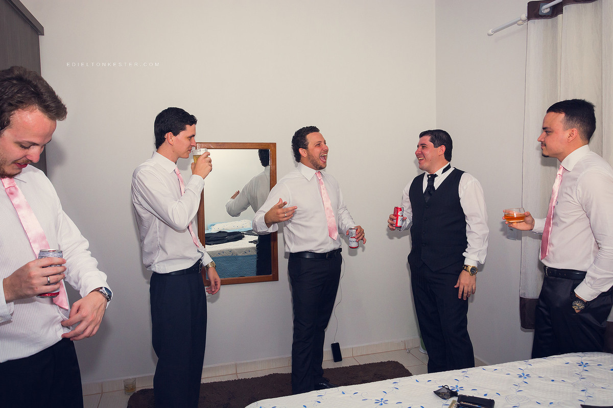 noivo se arrumando com seus padrinhos com fotos pelo fotografo de casamentos edielton kester