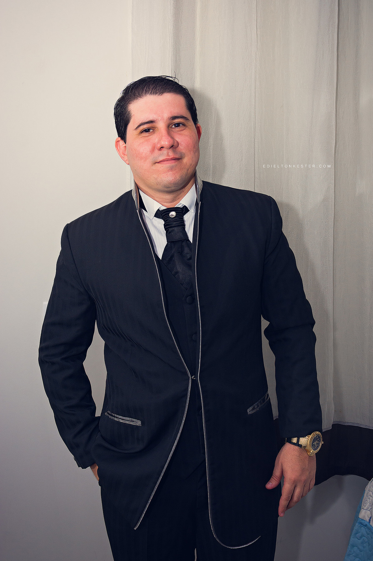 noivo se arrumando com seus padrinhos com fotos pelo fotografo de casamentos edielton kester