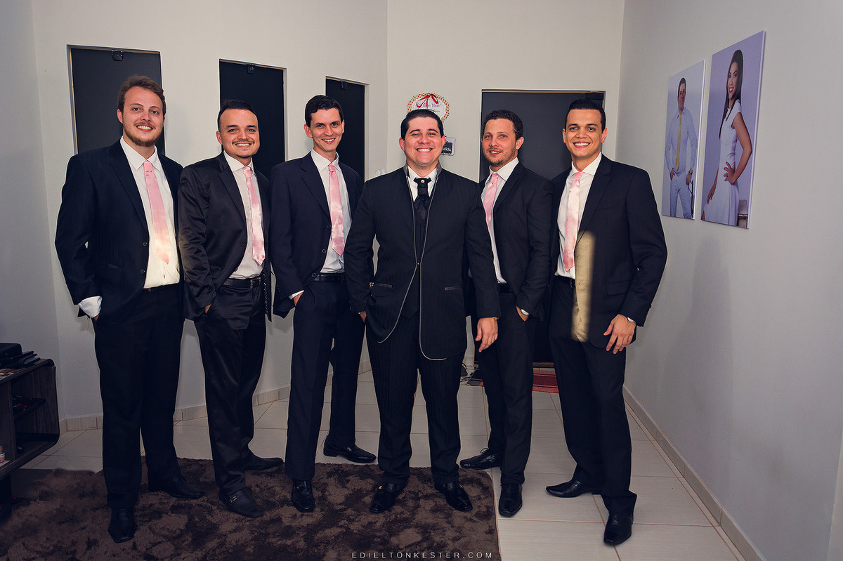 noivo se arrumando com seus padrinhos com fotos pelo fotografo de casamentos edielton kester