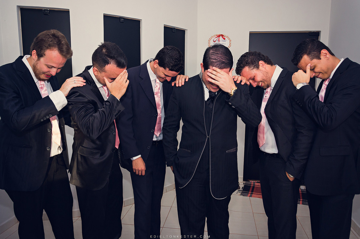 noivo se arrumando com seus padrinhos e em foto divertida  com fotos pelo fotografo de casamentos edielton kester