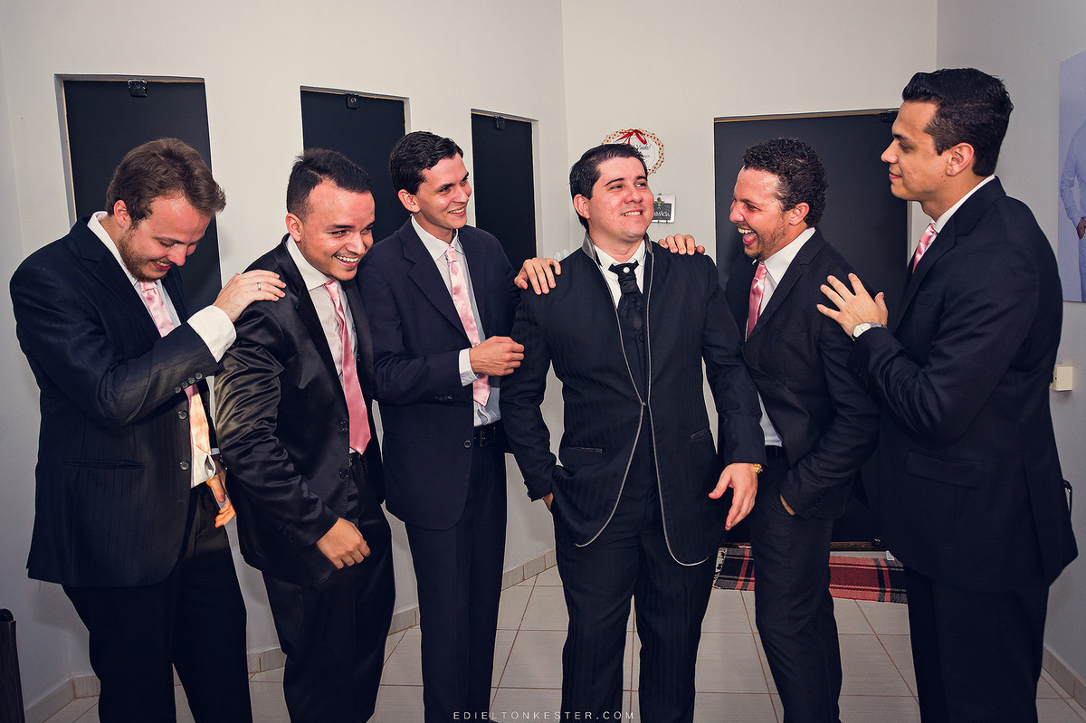 noivo se arrumando com seus padrinhos e em foto divertida  com fotos pelo fotografo de casamentos edielton kester