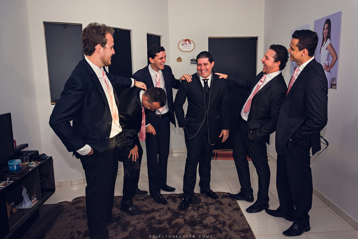 noivo se arrumando com seus padrinhos e em foto divertida  com fotos pelo fotografo de casamentos edielton kester