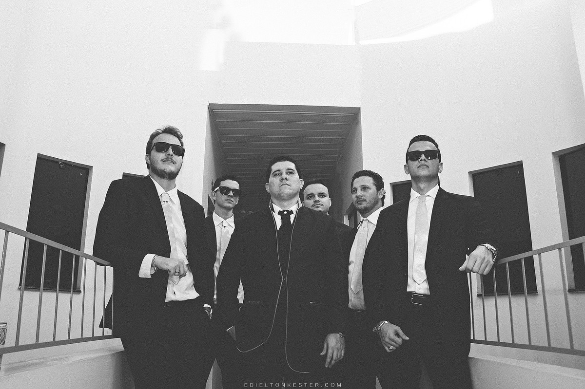 padrinhos do noivo fazendo pose para foto de luxo moda com fotografia pelo edielton kester