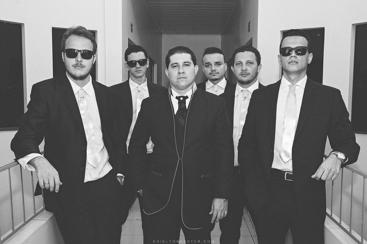 padrinhos do noivo fazendo pose para foto de luxo moda com fotografia pelo edielton kester