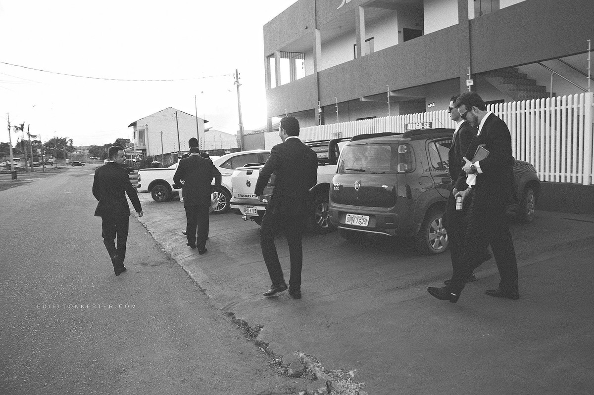 noivo e seus padrinhos indo para o casamento com fotografia por edielton kester