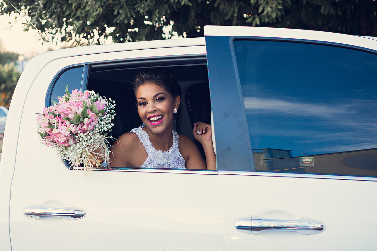 noiva no carro esperando para entrar na igreja fotos pelo fotografo de casamento em ro edielton kester
