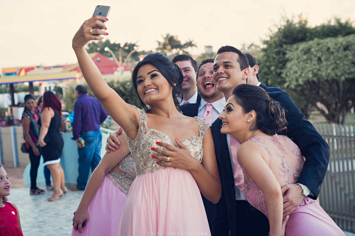 padrinhos tirando selfie divertida