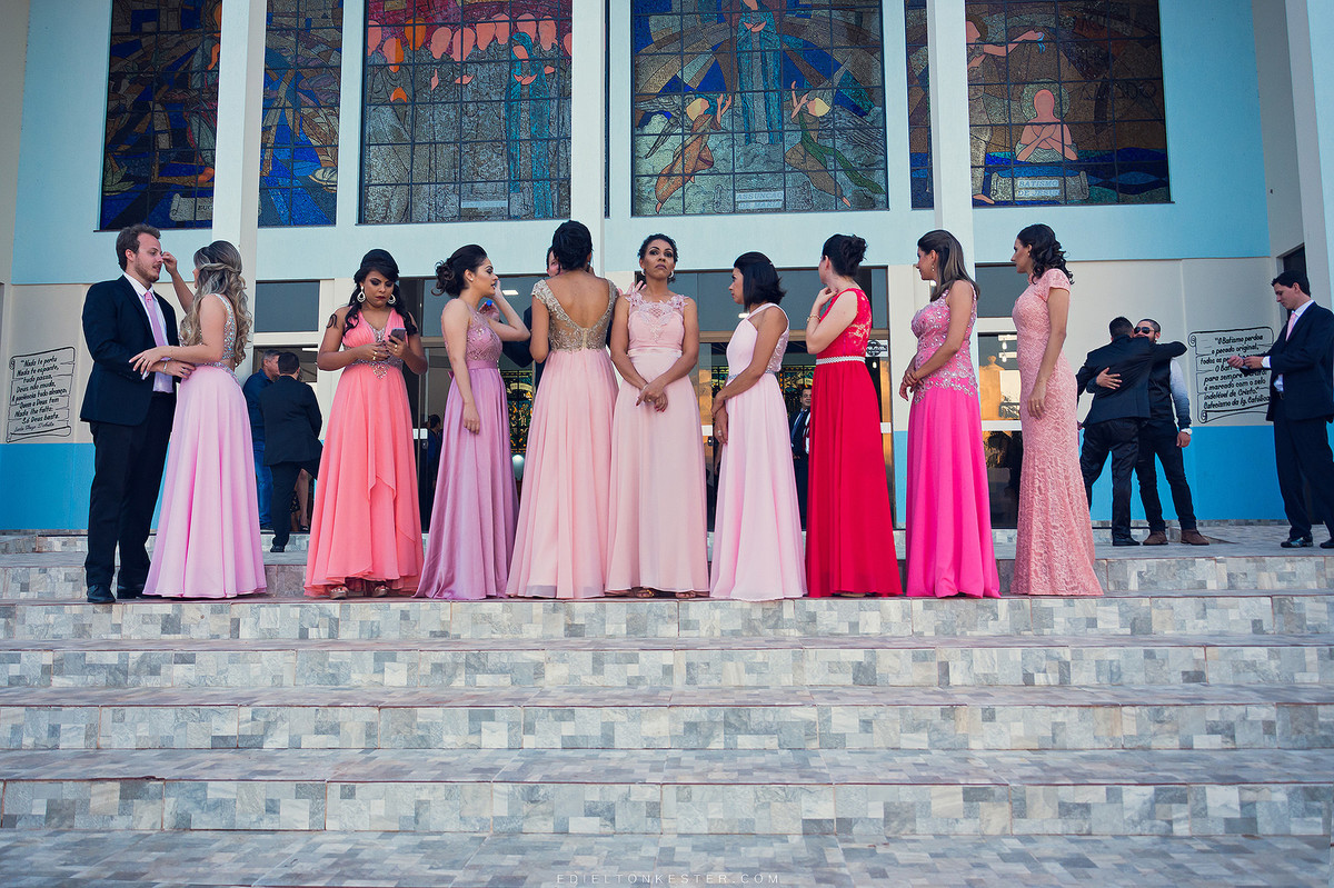 padrinhos se arrumando em frente a igreja esperando a entrada da noiva