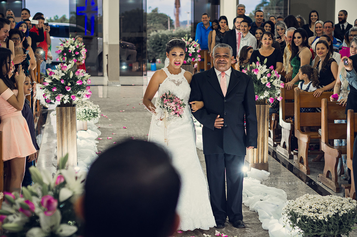 noiva entrando na igreja chorando emocionada ao ver o noivo