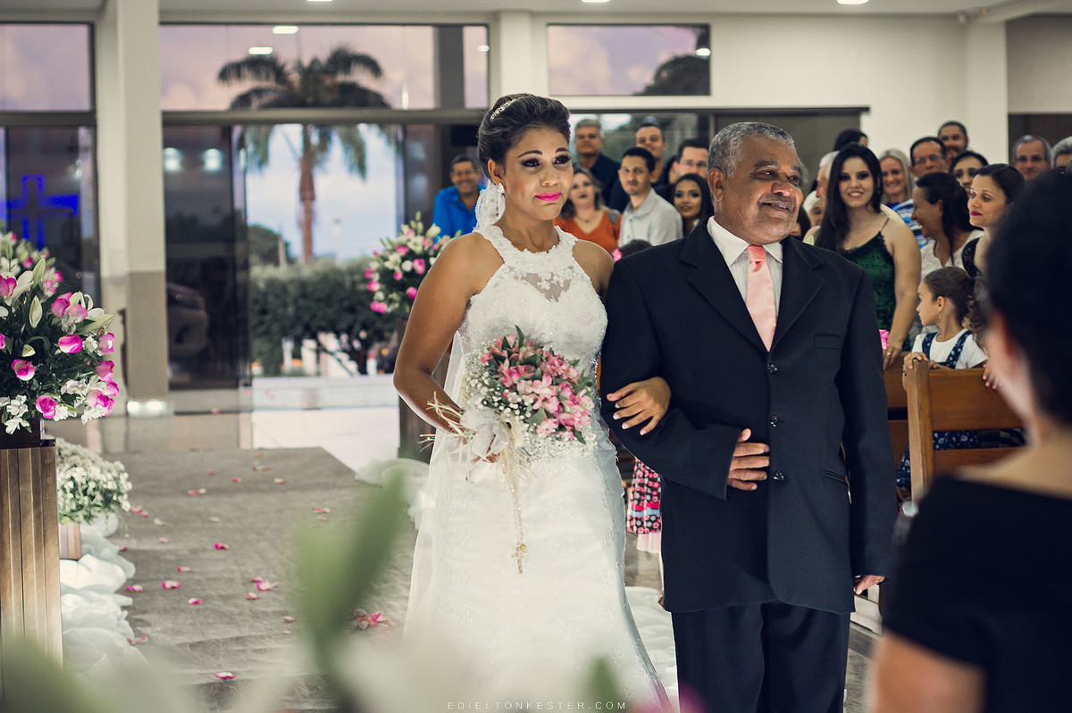 noiva entrando na igreja chorando emocionada ao ver o noivo