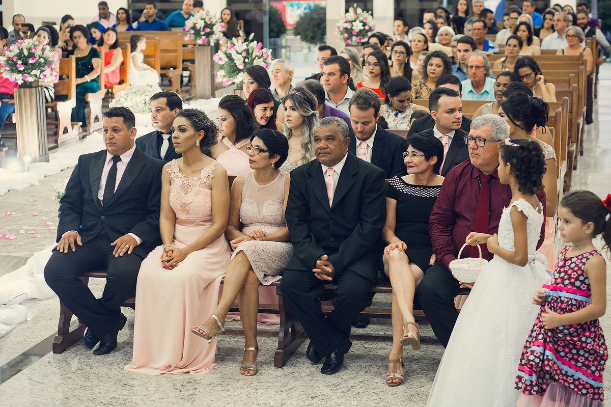 convidados dos noivos na igreja