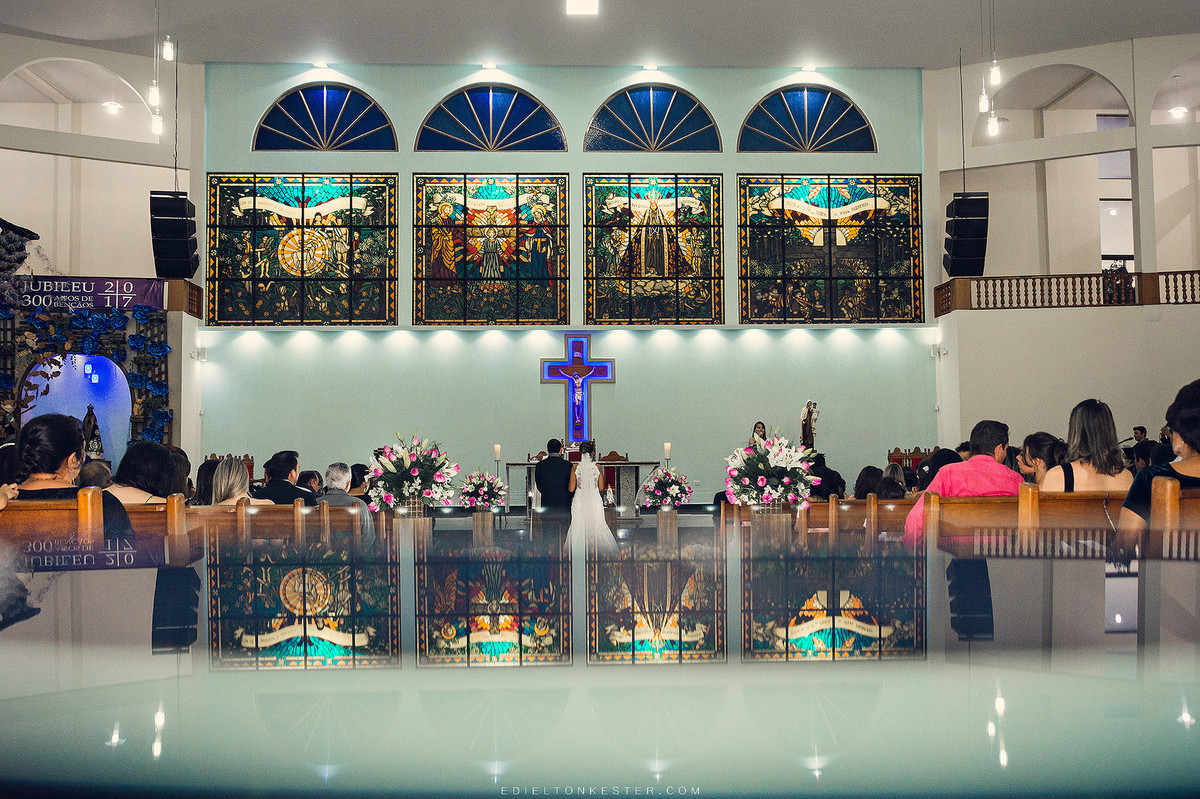 foto dos noivos e igreja com vitrais em cerimonia de casamento