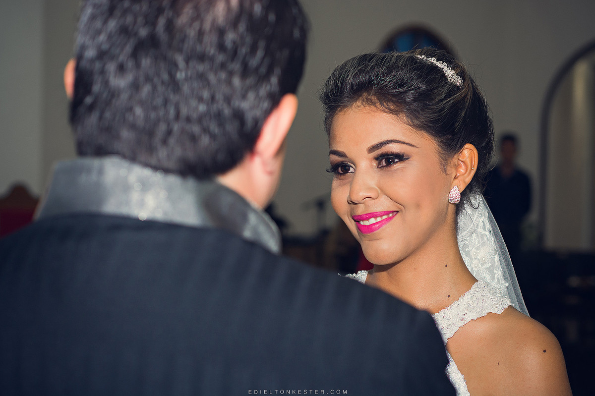noiva olhando para o noivo super apaixonada com fotos pelo fotografo edielton kester