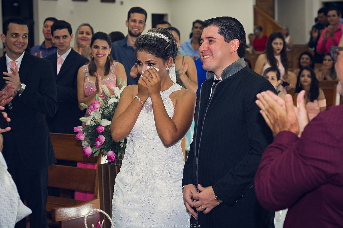 noiva emocionada no casamento