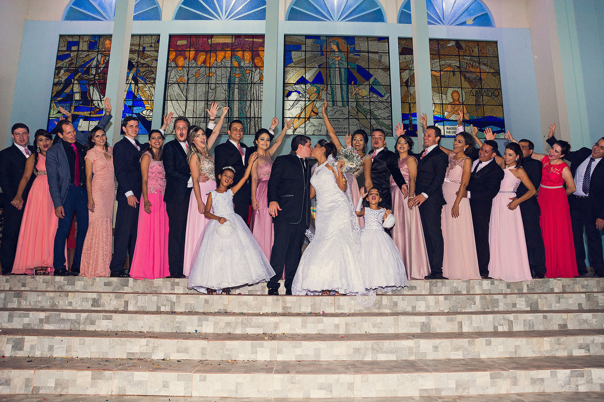 fotos dos noivos com padrinhos saida dos noivos em casamento feitas pelo fotografo de casamento em sp ro brasil curitiba sao paulo edielton kester