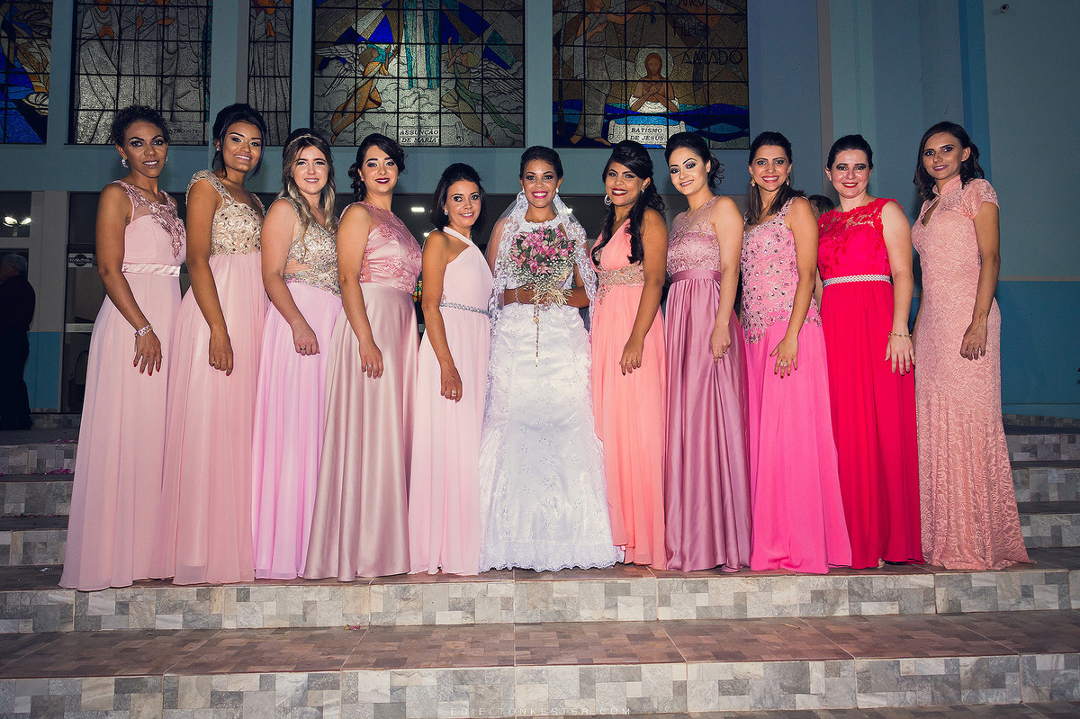 noiva e suas madrinhas em foto em frente a igreja fotografia pelo fotografo de casamento no brasil mundo sao paulo ro parana santa catarina edielton kester