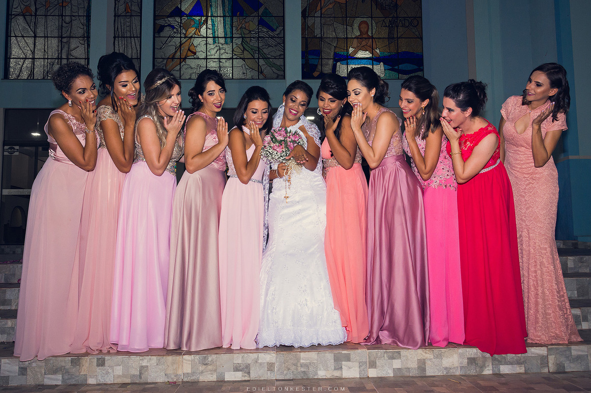 noiva e suas madrinhas em foto em frente a igreja fotografia pelo fotografo de casamento no brasil mundo sao paulo ro parana santa catarina edielton kester