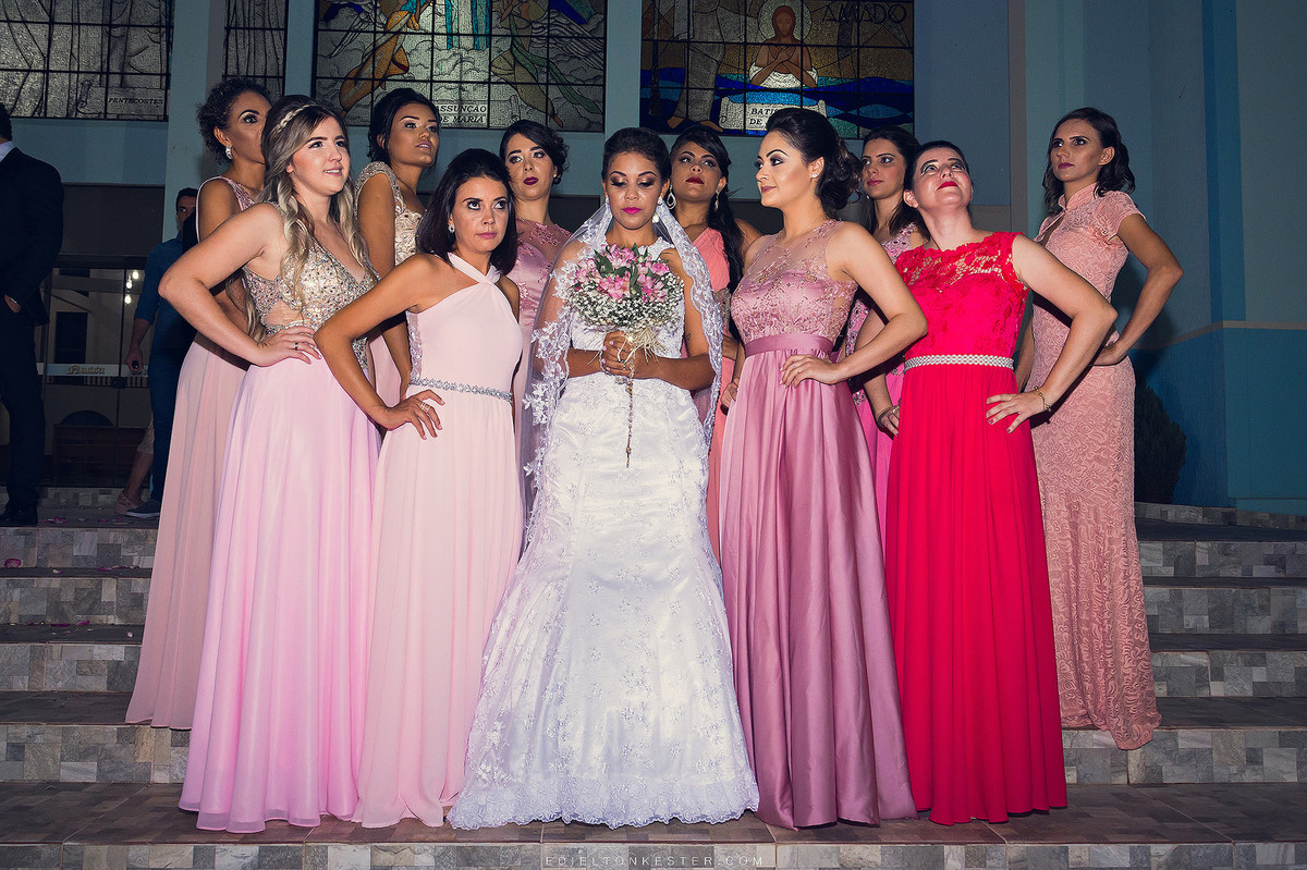 noiva e suas madrinhas em foto em frente a igreja fotografia pelo fotografo de casamento no brasil mundo sao paulo ro parana santa catarina edielton kester