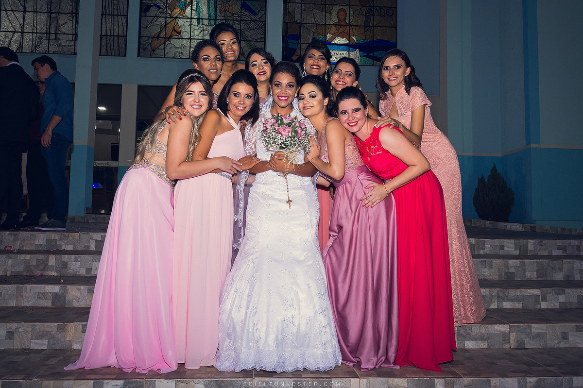 noiva e suas madrinhas em foto em frente a igreja fotografia pelo fotografo de casamento no brasil mundo sao paulo ro parana santa catarina edielton kester