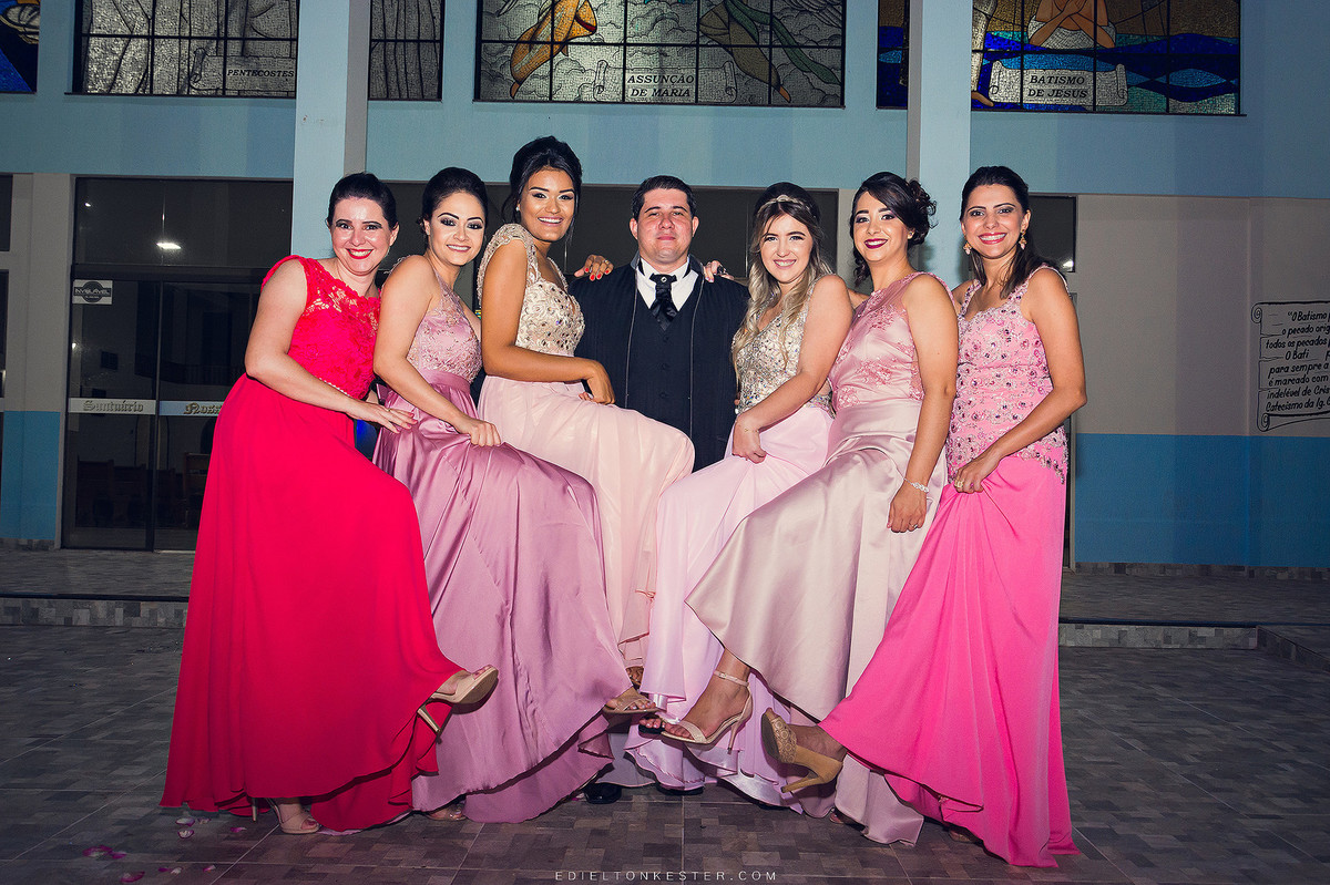 noiva e suas madrinhas em foto em frente a igreja fotografia pelo fotografo de casamento no brasil mundo sao paulo ro parana santa catarina edielton kester
