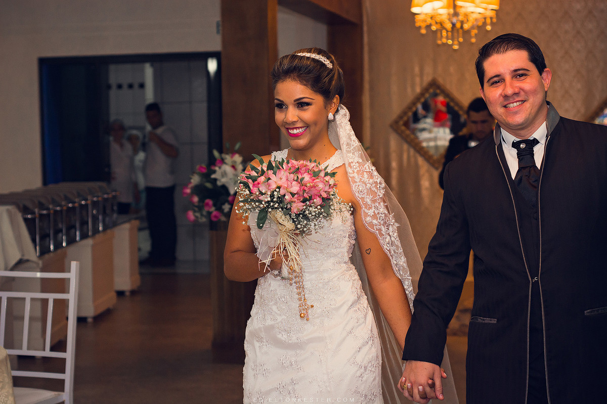 noivos entrando na festa