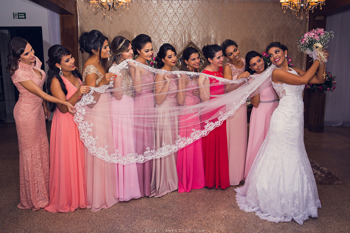 noiva e suas madrinhas em foto divertida segurando o véu com fotografia pelo fotografo de casamento em ro sao paulo brasil mundo santa catarina parana edielton kester