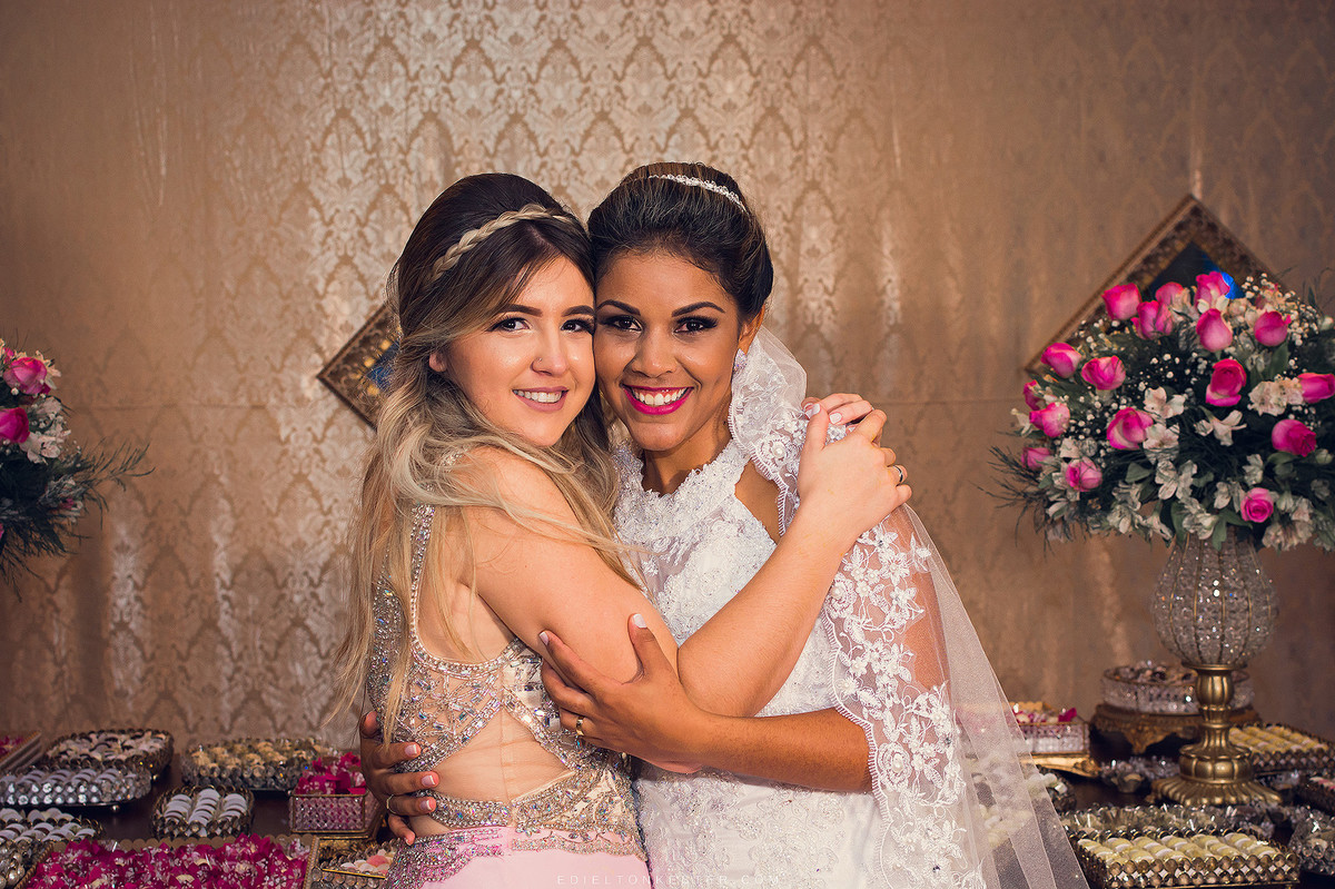 noiva e sua amiga se abraçando