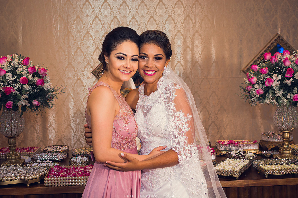 amiga da noiva abraçando a noiva