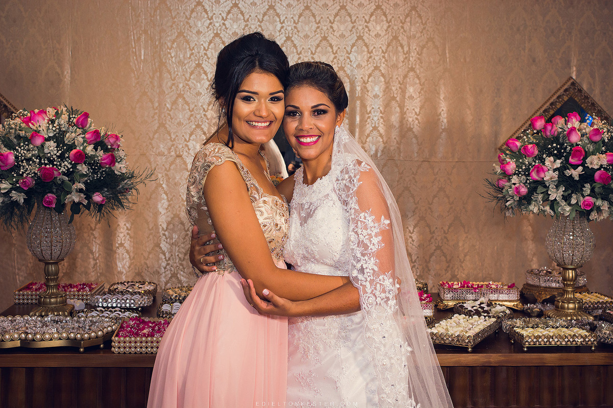 noiva e sua amiga se abraçando
