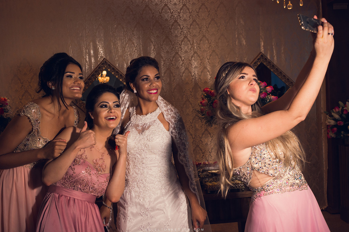 noiva e suas madrinhas em foto divertida segurando o véu com fotografia pelo fotografo de casamento em ro sao paulo brasil mundo santa catarina parana edielton kester