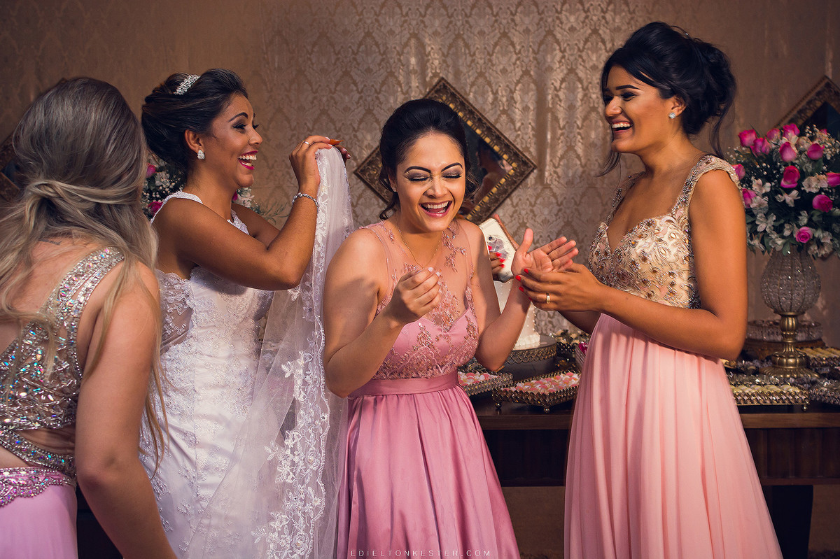 noiva e suas madrinhas em foto divertida segurando o véu com fotografia pelo fotografo de casamento em ro sao paulo brasil mundo santa catarina parana edielton kester