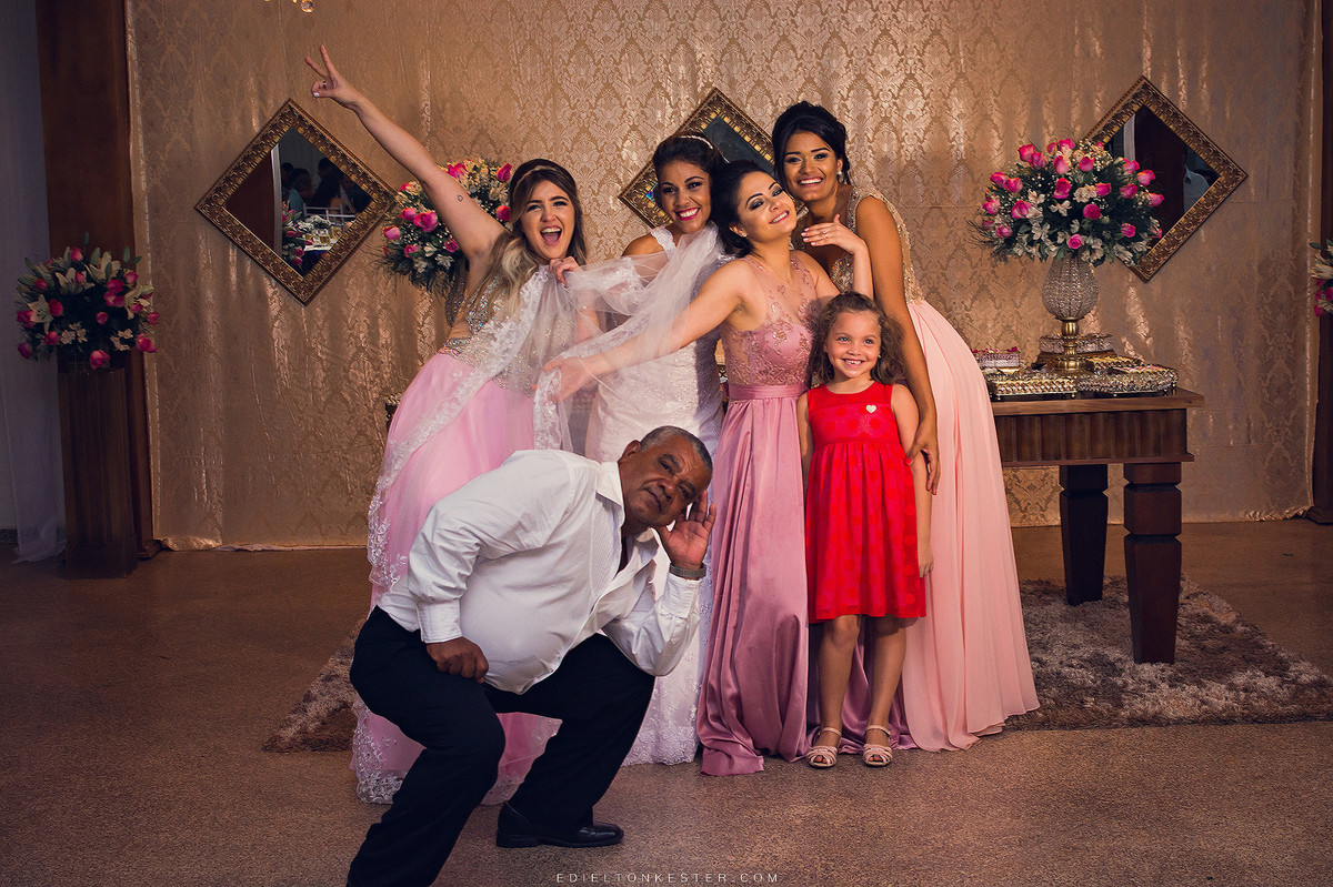 foto divertida da noiva e suas amigas