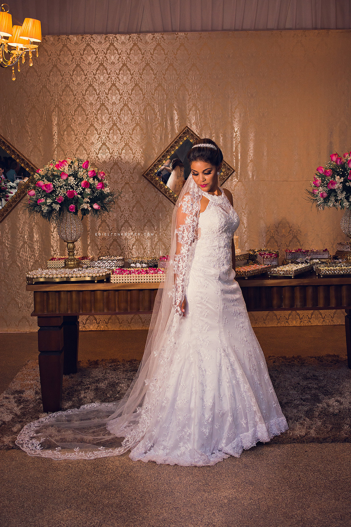 noiva segurando o veu com seu vestido magnifico