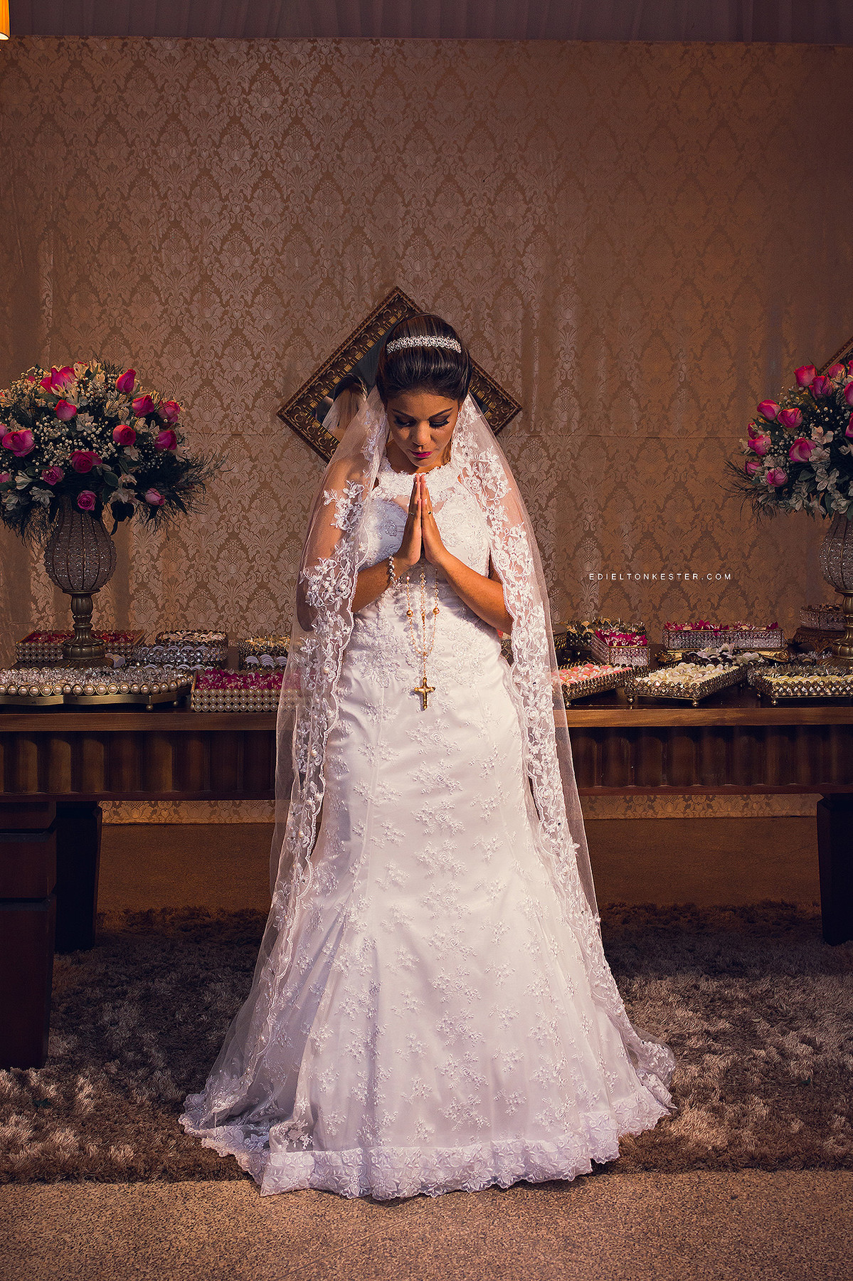 noiva fazendo uma prece segurando seu terço