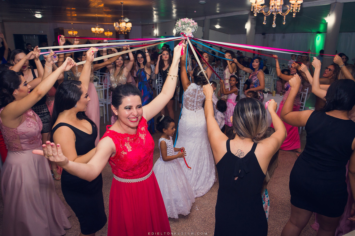 noiva em momento de jogar o buque diferente e criativo