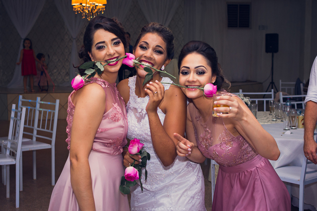 noiva e suas amigas mordendo uma flor