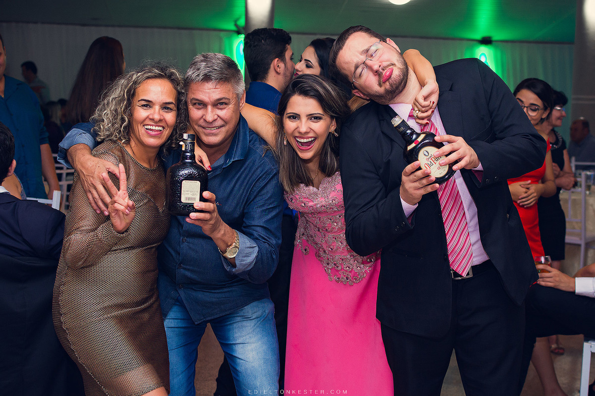 convidados divertidos no casamento