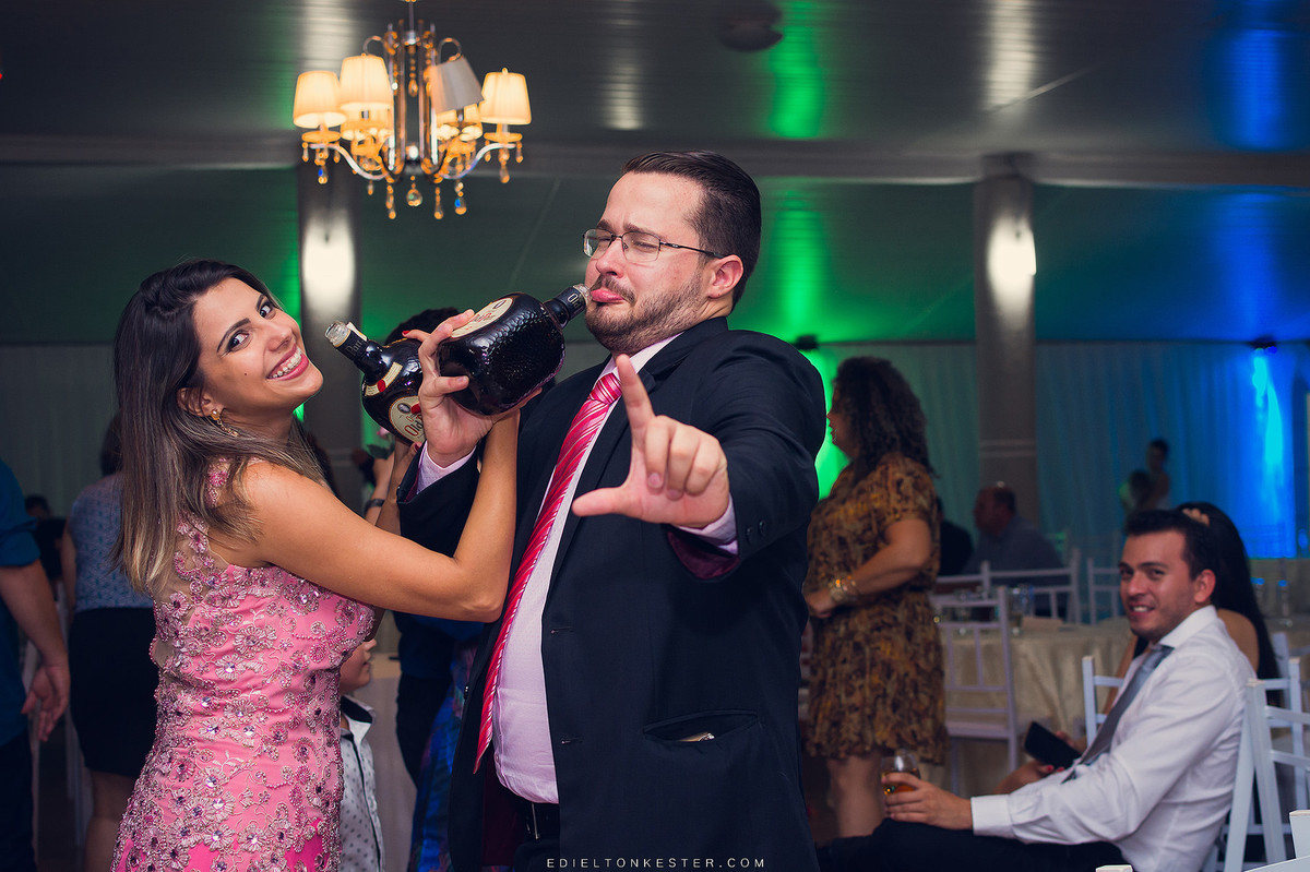 convidados brindando com whisky em fotos divertidas