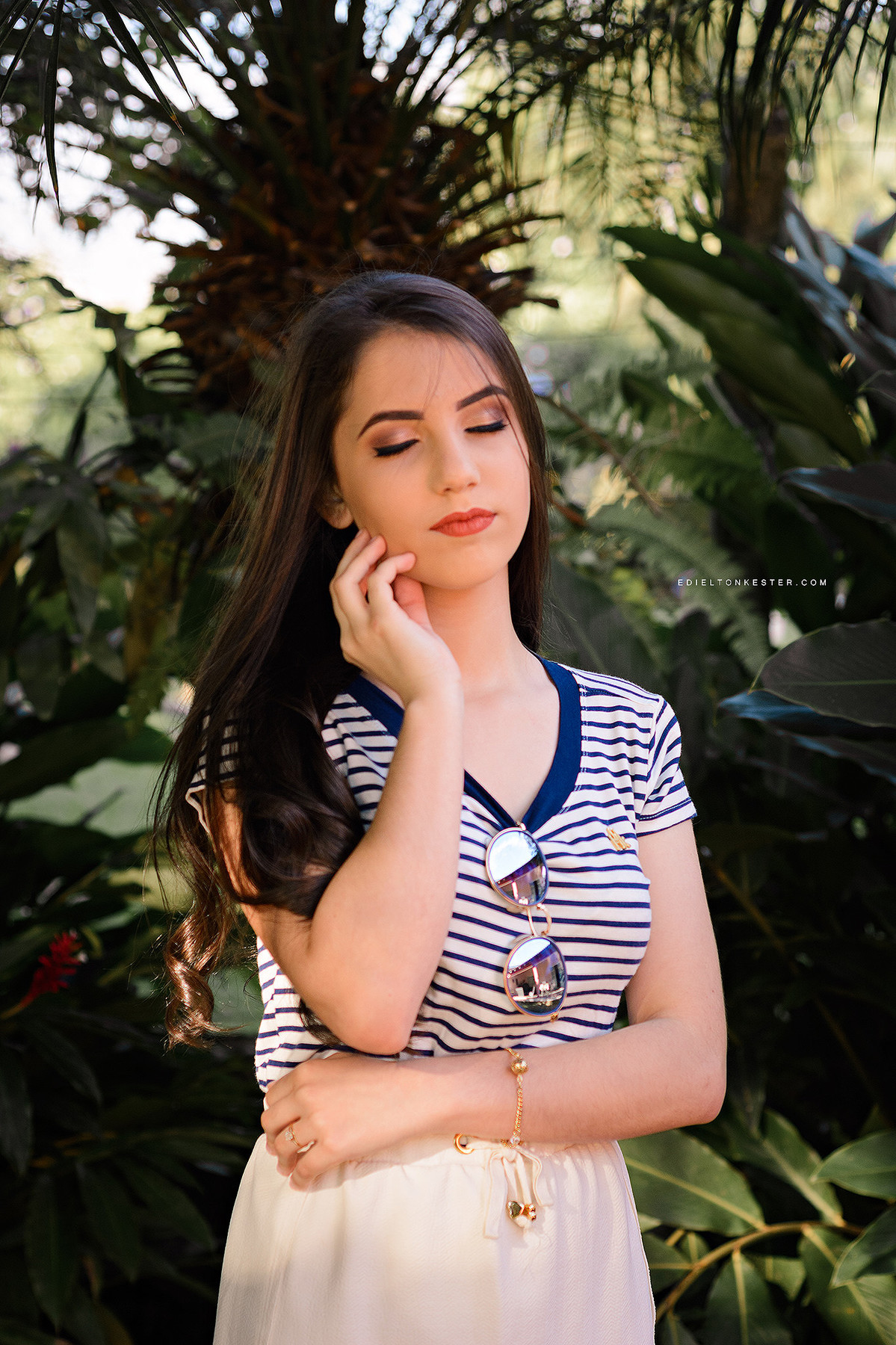 menina em ensaio feminino com oculos pelo fotografo edielton kester rolim de moura ro