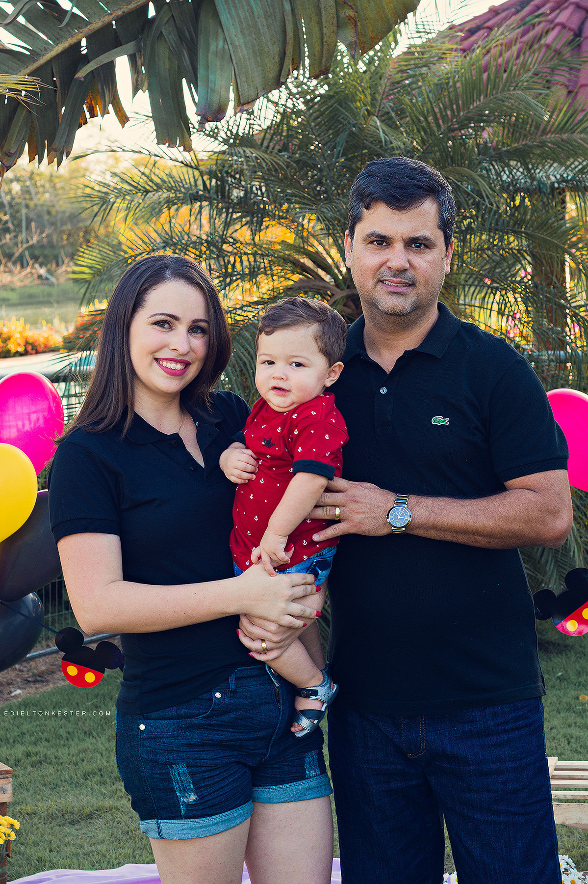 ensaio de 1 ano com garotinho sorrindo com seus pais em ensaio famillia
