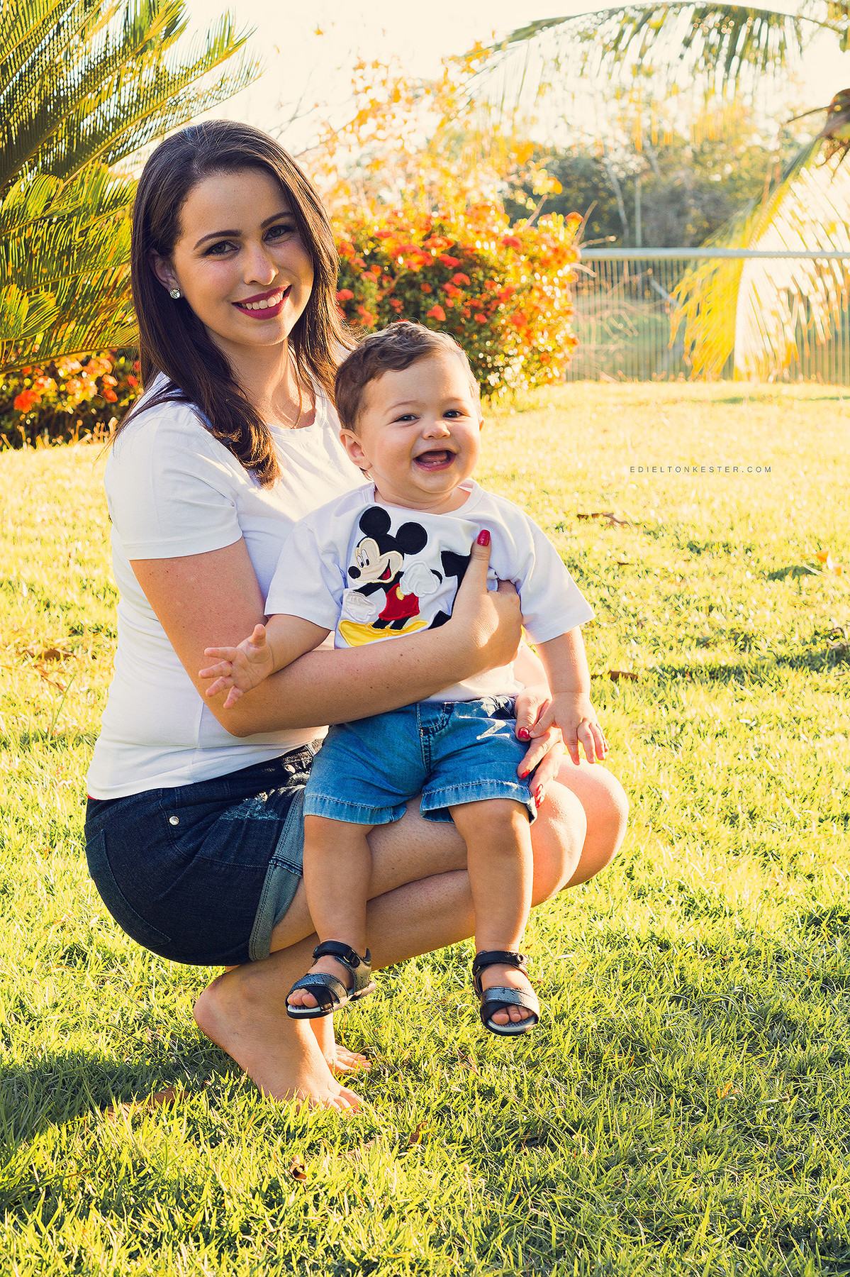 menino com sua mae e sorrindo feliz criança